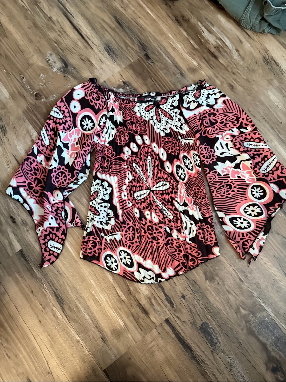 Y2K “dream jeans” Floral Bell-Sleeve Blouse in Pink and Black